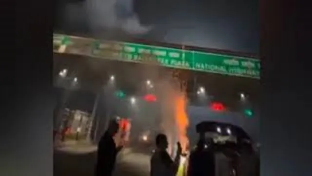 ओवरब्रिज पर कटा केक; शैंपेन उड़ाकर मनाया गया बर्थ-डे... यातायात बाधित, पुलिस बोली-घटना की जानकारी ही नहीं
